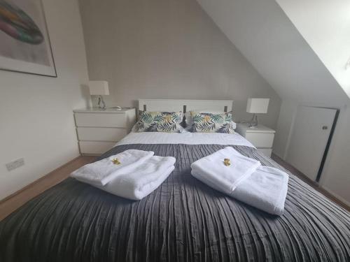 Split level luton town center flat