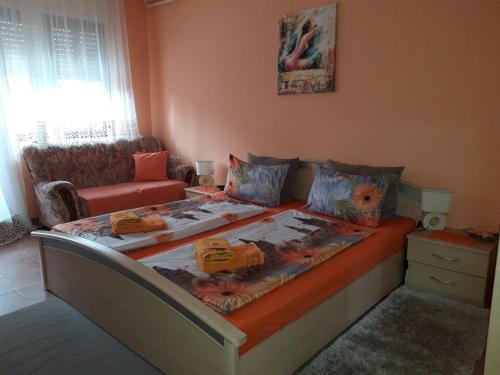 2 bedrooms, 5 beds