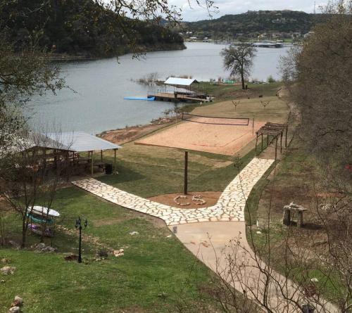 Camp Sandy Lakefront, Pool,H Tub, Sand Volleyball in Austin, USA