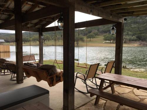 Camp Sandy Lakefront, Pool,H Tub, Sand Volleyball in Austin, USA