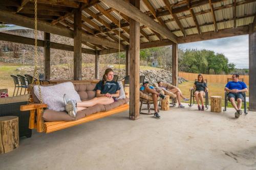 Camp Sandy Lakefront, Pool,H Tub, Sand Volleyball in Austin, USA