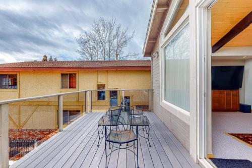 Rooftop Retreat in Lake Valley