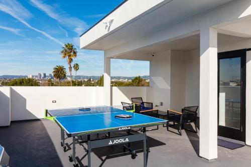 Brand New Modern 9 Bedroom Compound in Pickfair Village, Los Angeles (fotografie 3)