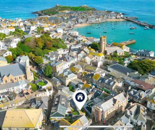Entire cottage, central St Ives, Cornwall, a few mins walk to beaches - Tap to explore photos