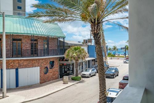Beachfront Bloos 2 Units Ocean View Balcony Units 4 and 5 in Fort Lauderdale, USA