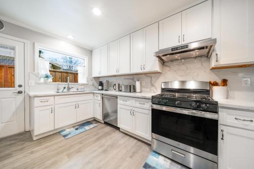 4BR Lux Los Gatos Home: Style & Comfy in 洛思加圖斯