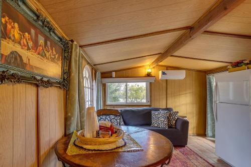 Mountain-View Morongo Valley Cabin Quiet Setting! in Morongo Valley, USA