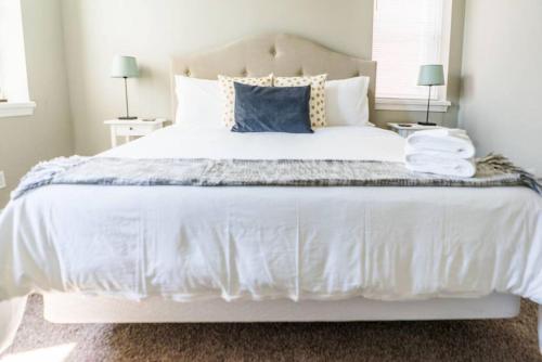 Beautiful 6BR 2 Kitchens Duplex By StayStLouis