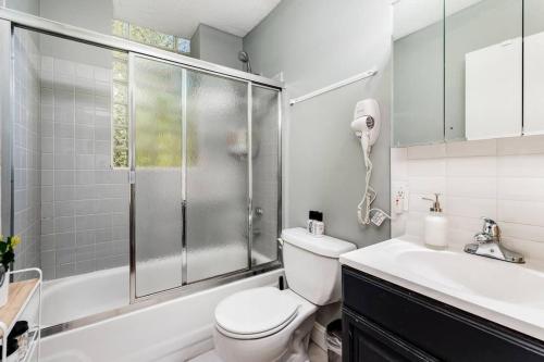 Beautiful 6BR 2 Kitchens Duplex By StayStLouis