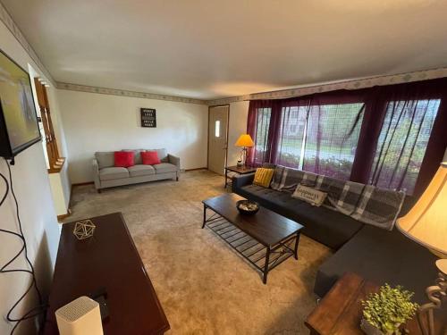 Retro 5 bed house in the heart of entertainment in Blue Island, USA
