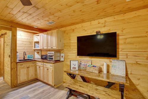 Cozy Quitman Fishing Cabin Near Lake Fork! in Quitman, USA