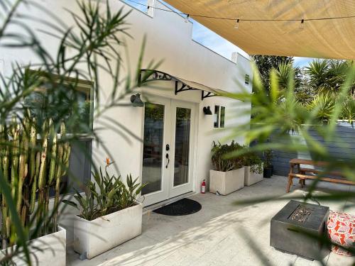 Resort Getaway in Private Garden Terrace Villa w Luxury Amenities, Los Angeles