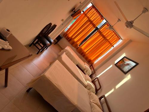1 queen bed, 2 double beds, 1 twin bed