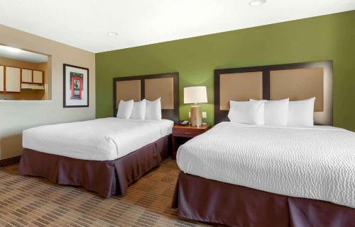 Deluxe Studio with 2 Queen Beds - Non-Smoking