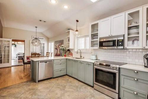 Beautiful Farmhouse w/ pool on 6 acres ranch in Aubrey, USA