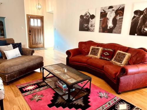 Beautiful Farmhouse w/ pool on 6 acres ranch in Aubrey, USA