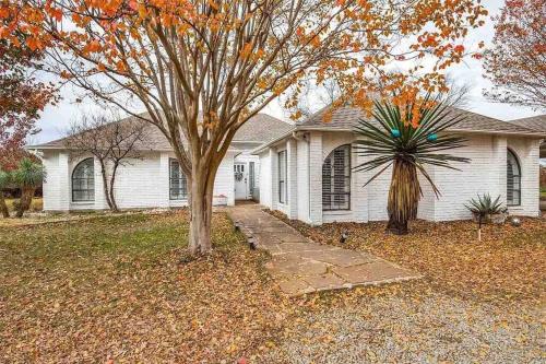 Beautiful Farmhouse w/ pool on 6 acres ranch in Aubrey, USA