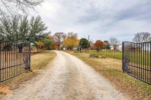 Beautiful Farmhouse w/ pool on 6 acres ranch in Aubrey, USA