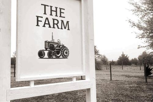 Beautiful Farmhouse w/ pool on 6 acres ranch in Aubrey, USA