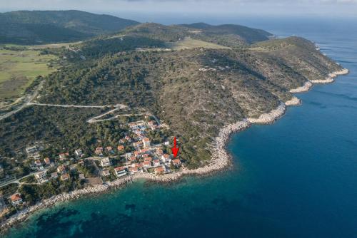 Apartments by the sea Milna Vis - 8946