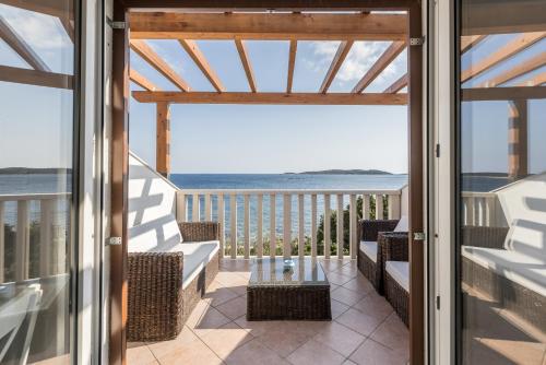 Apartments by the sea Milna, Vis - 8946