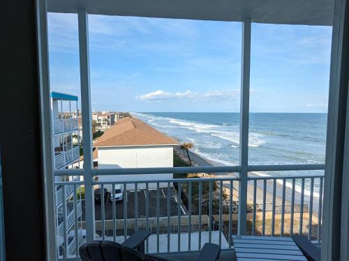 Oceanfront 2/2 in Satellite Beach - Breathtaking Ocean Views in Satellite Beach, Vereinigte Staaten von Amerika
