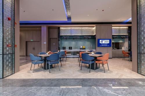 525017309 Holiday Inn Express Chongqing Nanbin Road by IHG
