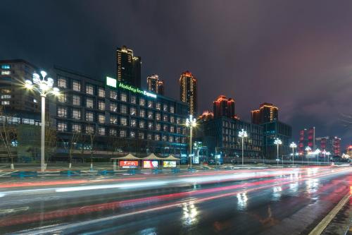 525017329 Holiday Inn Express Chongqing Nanbin Road by IHG
