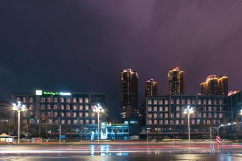 525017330 Holiday Inn Express Chongqing Nanbin Road by IHG