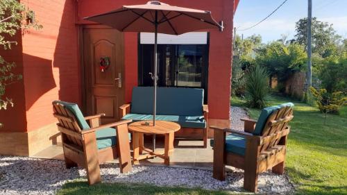 Hermosa casa con piscina climatizada entre el mar y las sierras en Bella Vista - Piriápolis