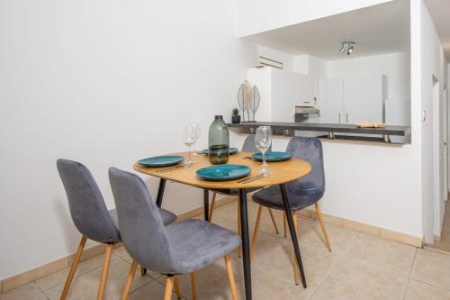 Élégance au Cœur du Vieil Antibes 2 Chambres climatisation 6 personnes - Location saisonnière - Antibes