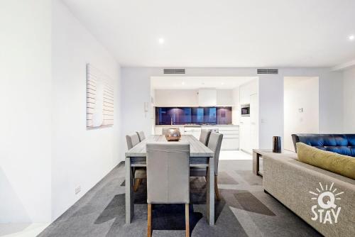 Private Apartments at Circle on Cavill - Q Stay - Tap to explore photos