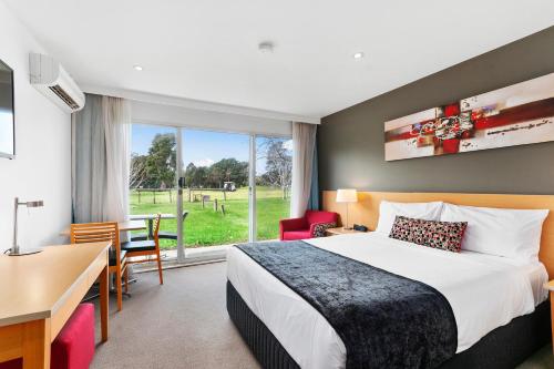 Quality Inn and Suites Traralgon Room Type - Deluxe Queen Room