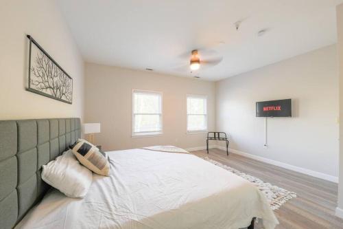 Trendy 2BR Unit with King Beds and Optional Parking Near Broadway, Downtown Nashville & Hospitals thumb 4