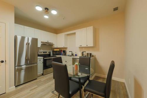 Minutes to Broadway-2 KING beds and optional garage parking in Nashville, USA