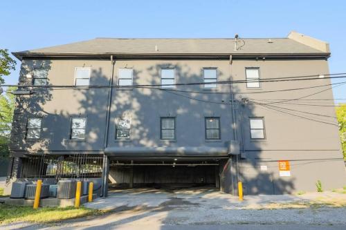 Trendy 2BR Unit with King Beds and Optional Parking Near Broadway, Downtown Nashville & Hospitals detail