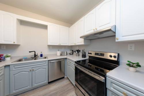Minutes to Broadway KING size bed and optional garage parking in Nashville, USA