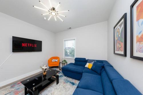 Minutes to Broadway KING size bed and optional garage parking in Nashville, USA