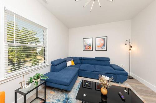 Minutes to Broadway KING size bed and optional garage parking in Nashville, USA