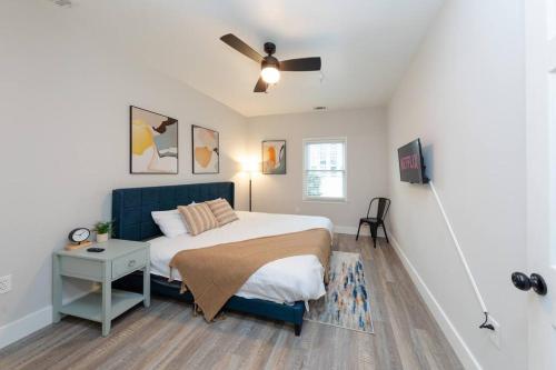 Minutes to Broadway KING size bed and optional garage parking in Nashville, USA