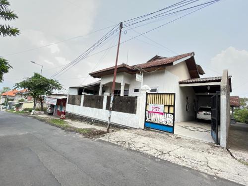 Hotel O Villa Cemara Syariah - Tap to explore photos