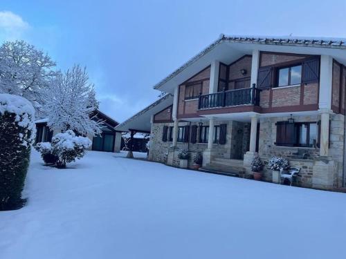 Chalet con piscina climatizada. gîte à louer Abornikano