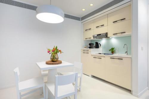 B-aparthotel Regent - image 2
