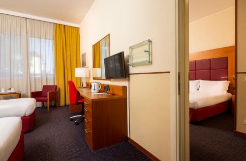 1 king bed, 2 twin beds