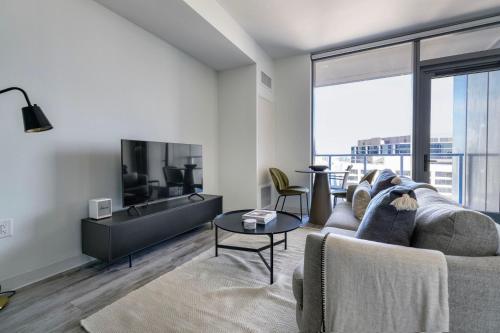 Downtown 1br w deck pool lounge nr dining ATX-229 in Austin, USA