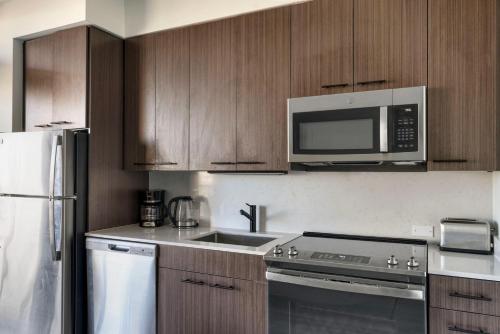 Downtown 1br w deck pool lounge nr dining ATX-229 in Austin, USA