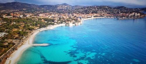 La Villa des Cades avec vue mer et piscine privée sur les hauteurs de Stre-Maxime