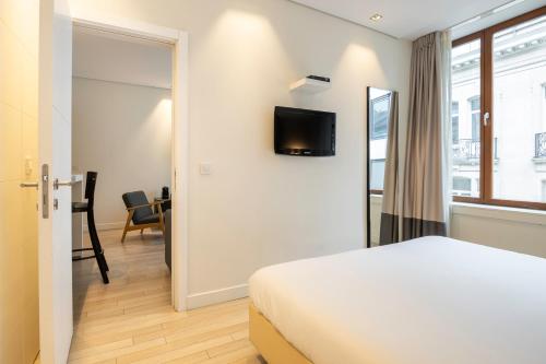 One-Bedroom Apartment image 5