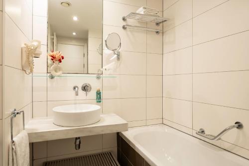 Standard Double Room image 7