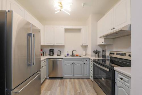 Mins to Broadway with 2 KING beds for up to 6 guests and optional garage parking in Nashville, USA